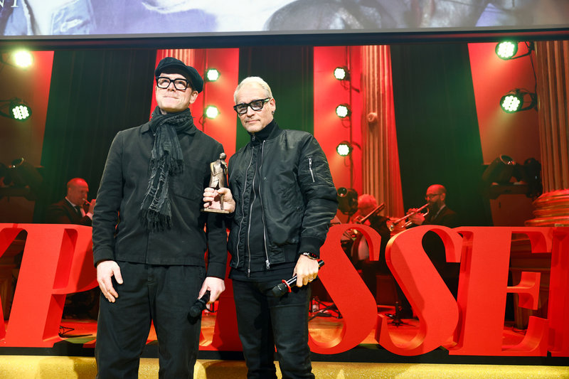 Martin Sköld och Markus Mustonen från gruppen Kent tar emot musikpriset Spelmannen.