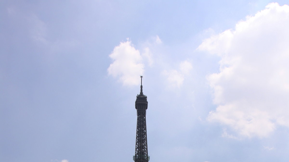 Skulle du våga klättra upp i Eiffeltornet? 