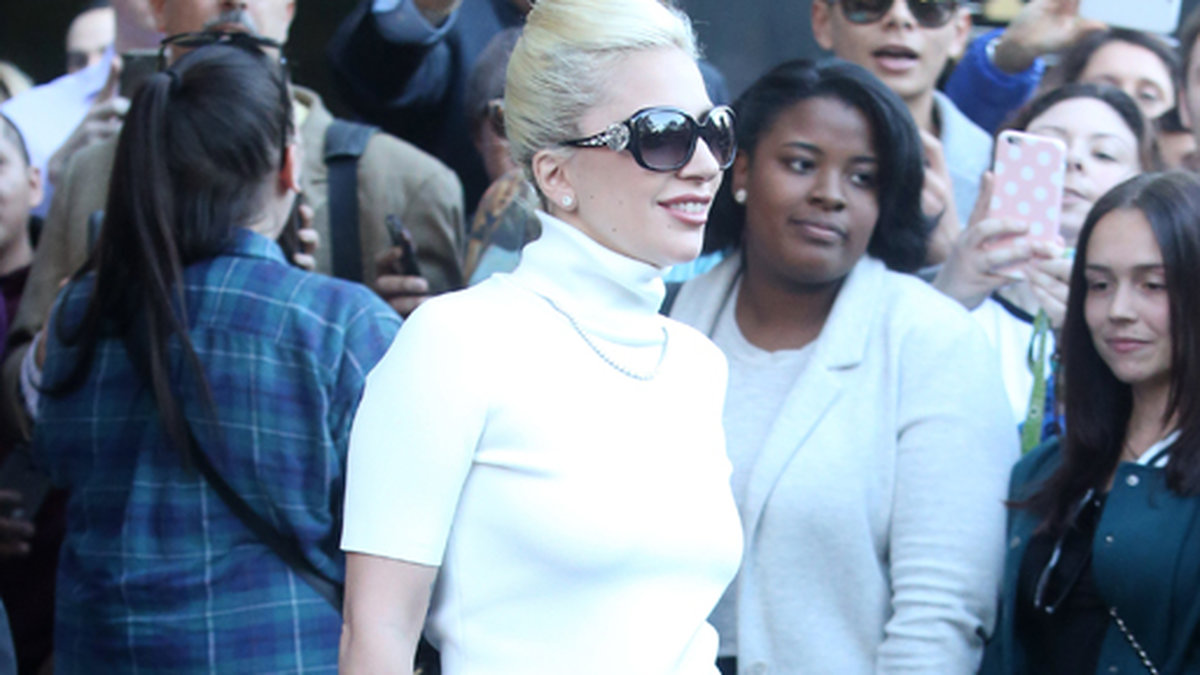Lady Gaga strålar när hon möter väntande fans i New York. 