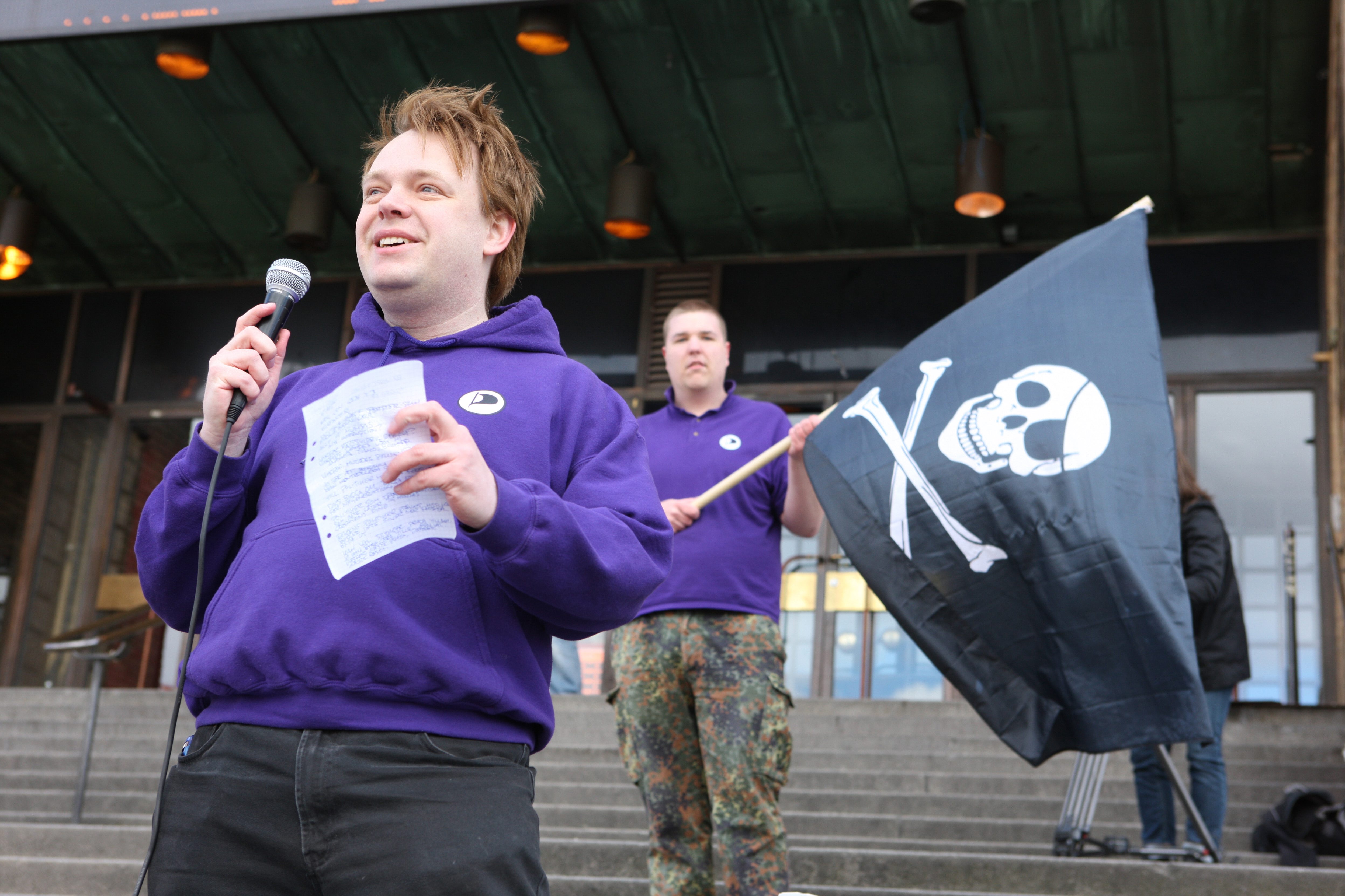 Rickard Falkvinge skapade den första januari 2006 sajten www.piratpartiet.se - som i spåren av den heta fildelningsdebatten snabbt blev vältrafikerad. Dagen därpå hade man redan samlat ihop de 1 500 namnunderskrifter som behövs för att registrera ett part Rickard Falkvinge skapade den första januari 2006 sajten www.piratpartiet.se - som i spåren av den heta fildelningsdebatten snabbt blev vältrafikerad. Dagen därpå hade man redan samlat ihop de 1 500 namnunderskrifter som behövs för att registrera ett part