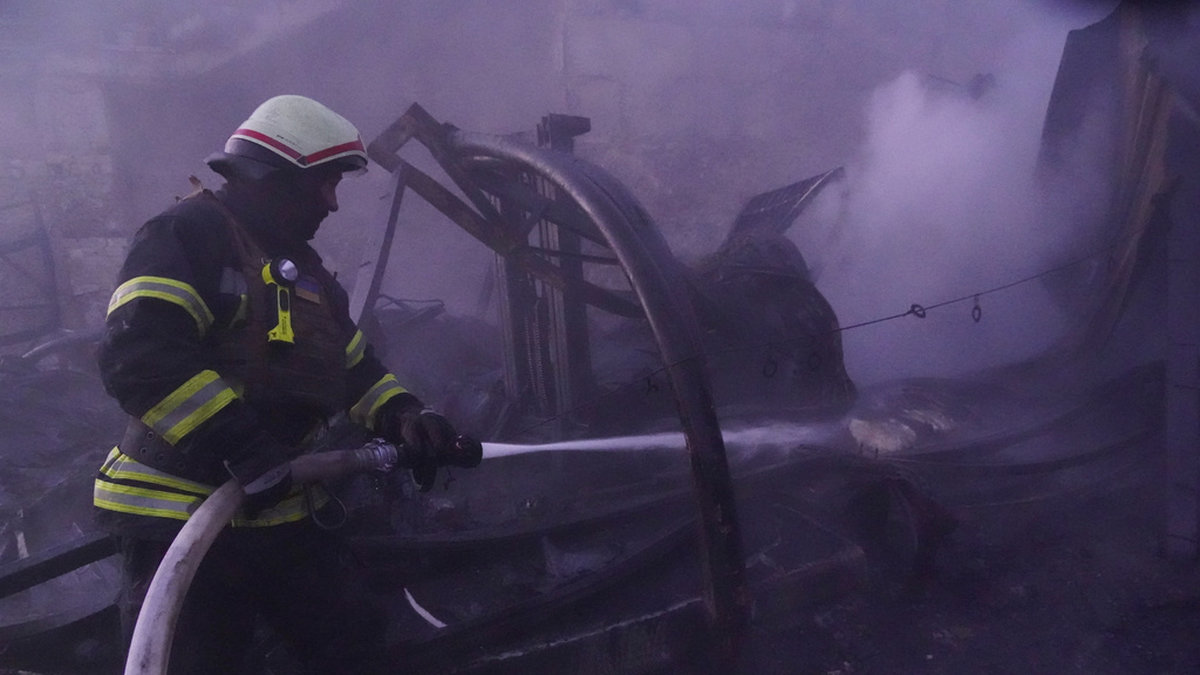 Brandmän bekämpar en brand i staden Charkiv i östra Ukraina efter ett ryskt luftangrepp.