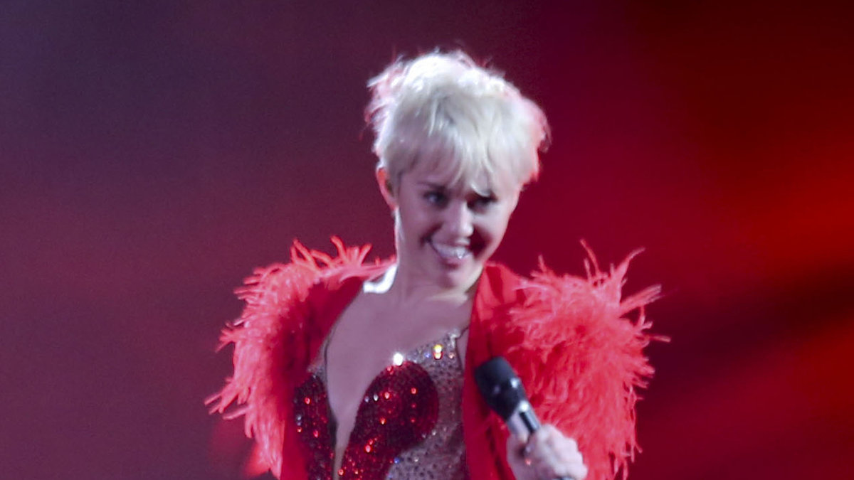 2014: På alla hjärtans stod sångerskan på scen klädd i rött.