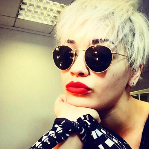 Rita Ora kör röda läppar och ljust hår. Rita Ora kör röda läppar och ljust hår.