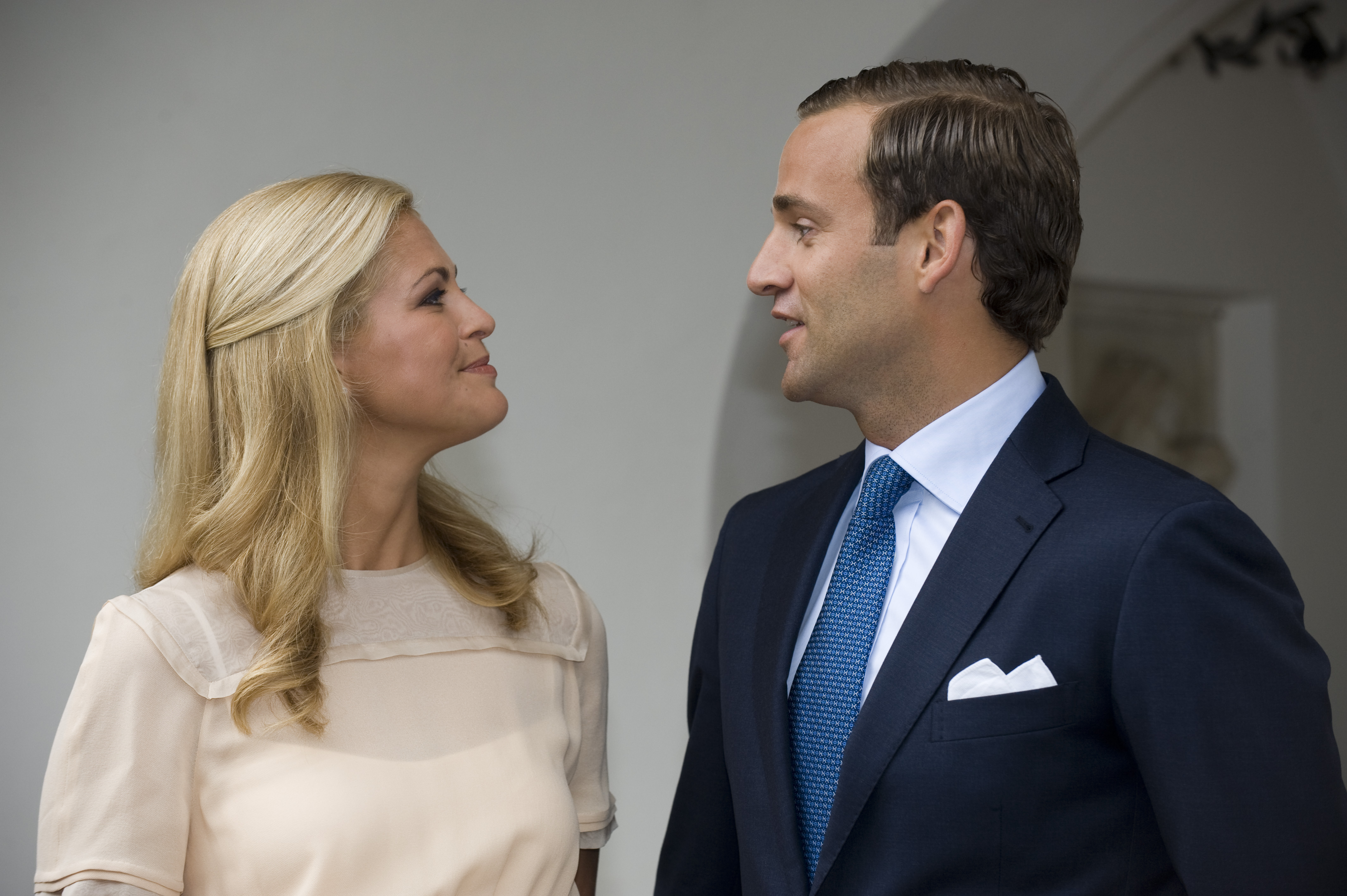 24/4/2010. Prinsessan Madeleine bryter förlovningen med Jonas Bergström efter att det uppdagats av fästmannen varit otrogen. Förlovningen höll mindre än ett år. 