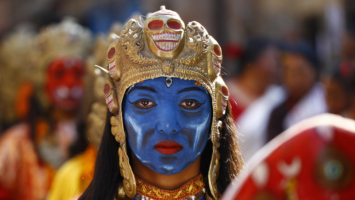 En utklädd kvinna under paraden Yomari Puni i Nepal.