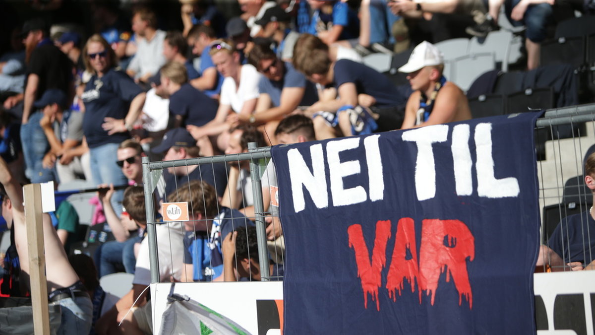 Norska supportrar har protesterat högljutt mot införandet av VAR i den norska fotbollsligan. Arkivbild.