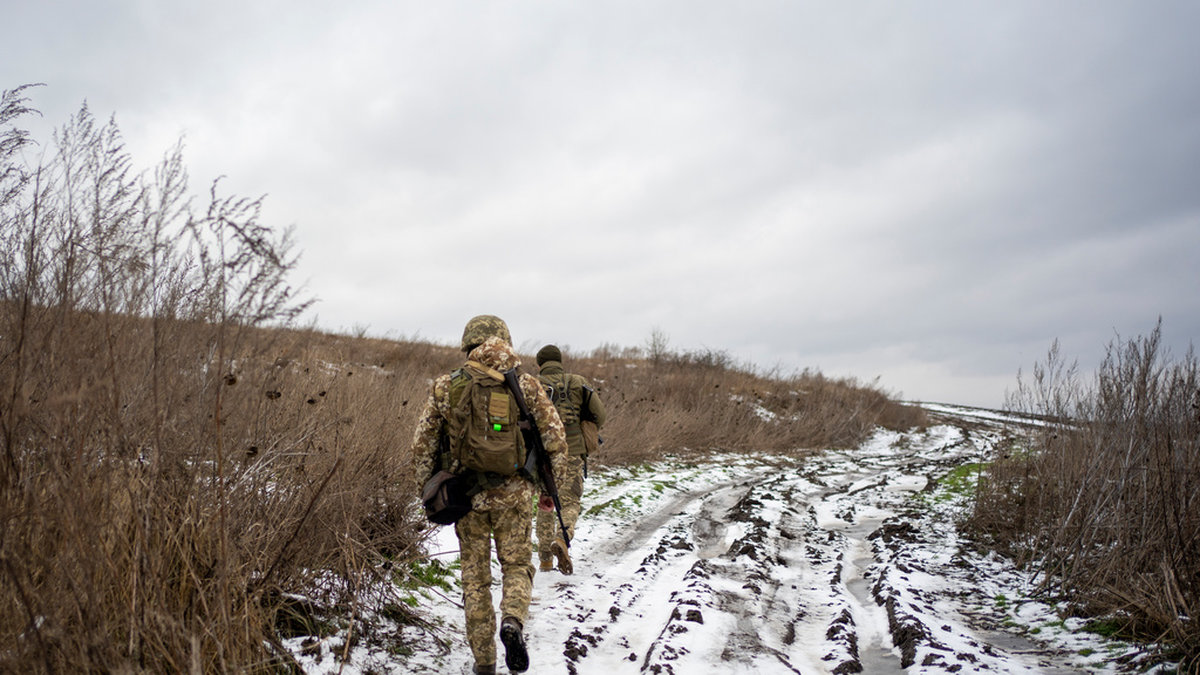 Två ukrainska gränsvakter patrullerar nära gränsen till Ryssland i regionen Sumy. Arkivbild.