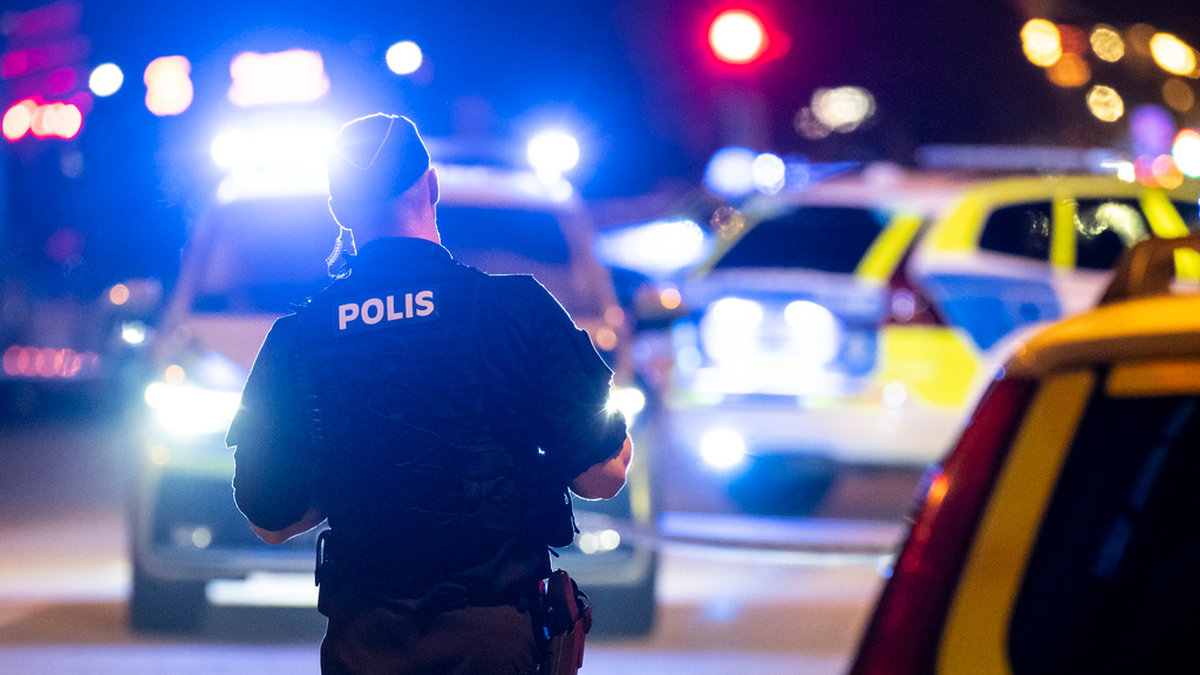 Polisen har tidigare hävdat att det finns runt 30 000 individer med bindningar till skjutningar och sprängningar i Sverige. Men siffran har ifrågasatts. Arkivbild.
