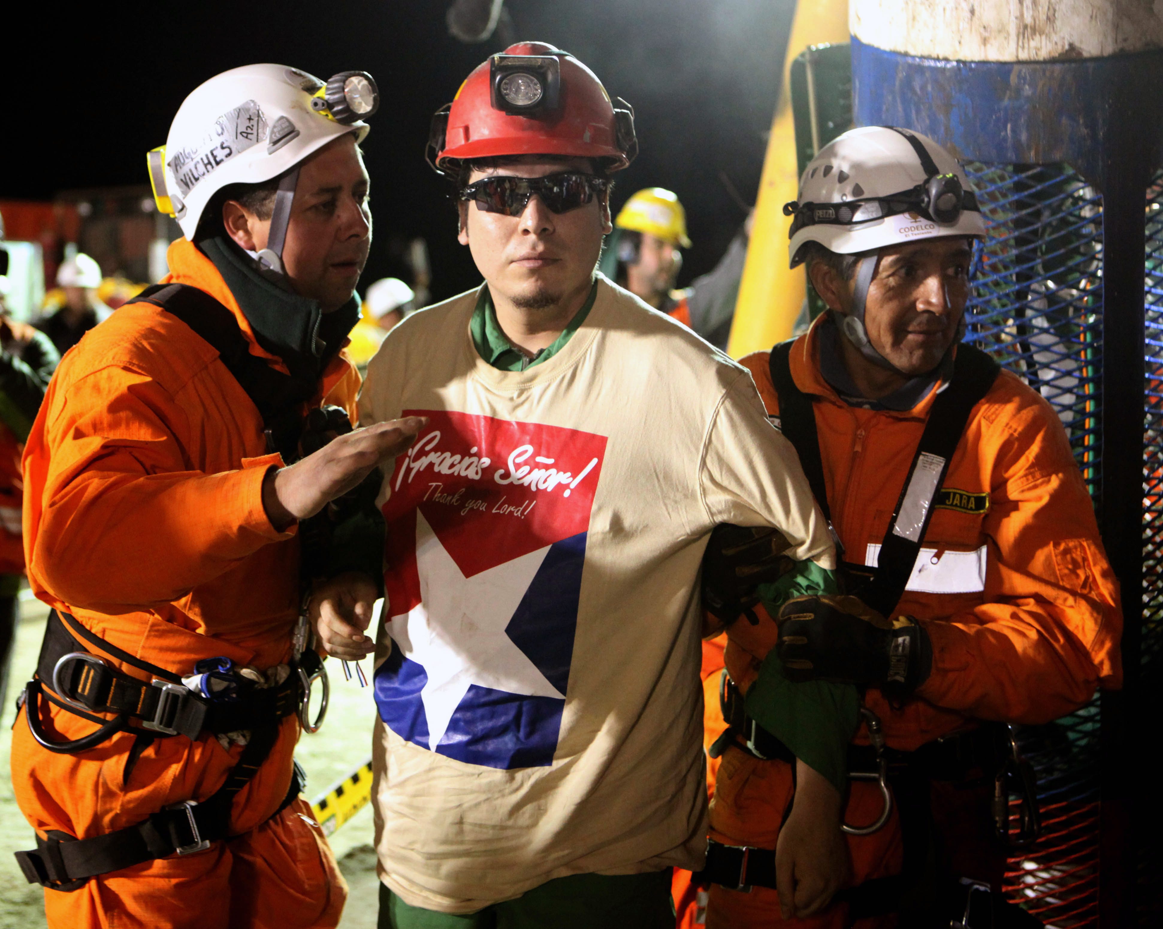 14/10/2010. Efter 69 dygn under jord räddas till slut samtliga 33 gruvarbetare som suttit instängda i en rasad gruva i Chile. Männen betraktas som nationalhjältar och hyllas intensivt.