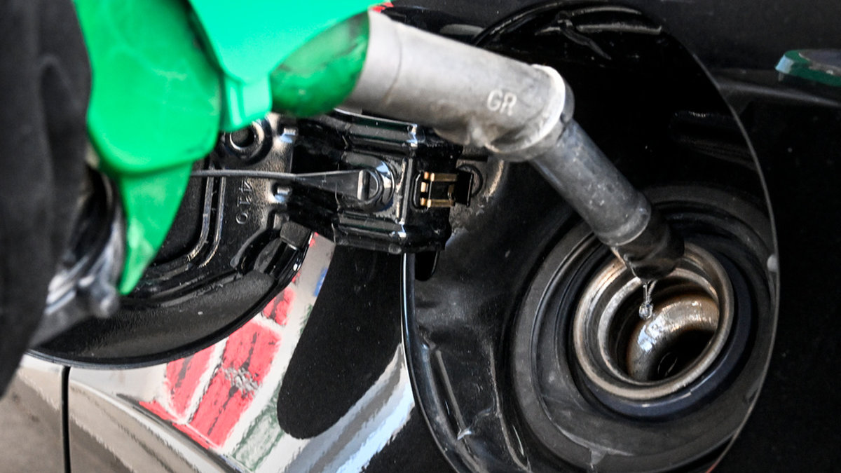 Sänkning av skatten på bensin- och diesel leder inte till lägre priser, enligt KI-chefen Albin Kainelainen. Arkivbild.