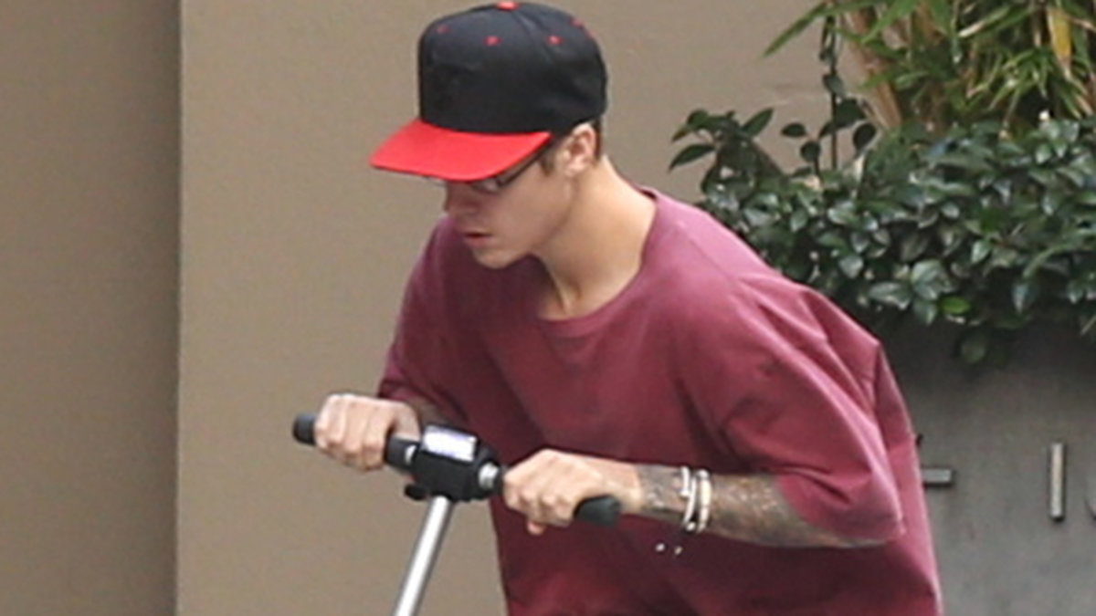 Glasögonprydda Justin Bieber körde loss på sin sparkcykel. 