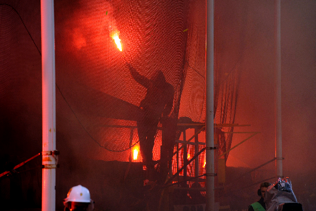 Delar av AIK-klacken började brinna.
