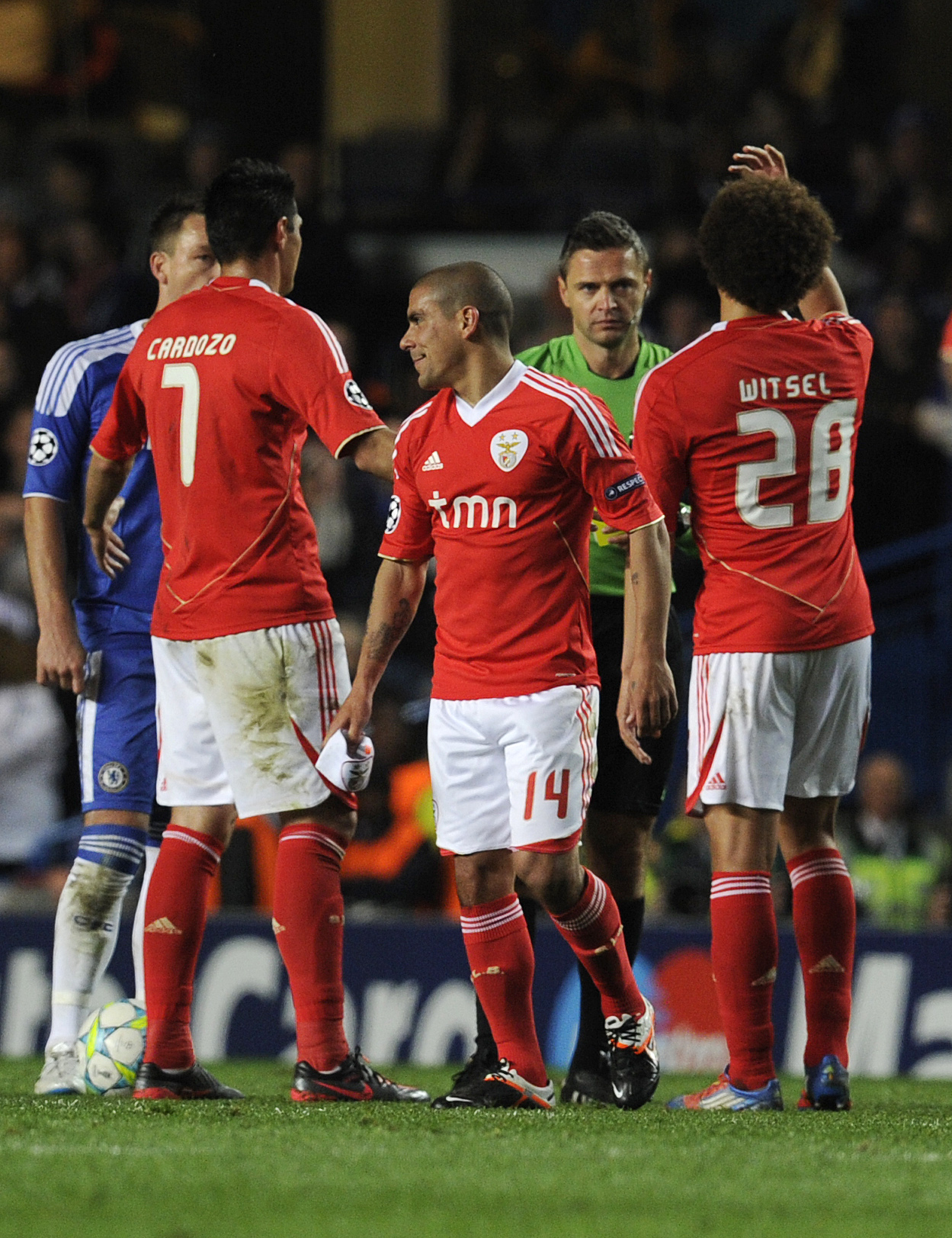 Kaptenen Maxi Pereira snackat till sig ett och tacklat till sig ett annat gult kort strax innan halvtid såg det ut som att det var kört för Benfica. Kaptenen Maxi Pereira snackat till sig ett och tacklat till sig ett annat gult kort strax innan halvtid såg det ut som att det var kört för Benfica.