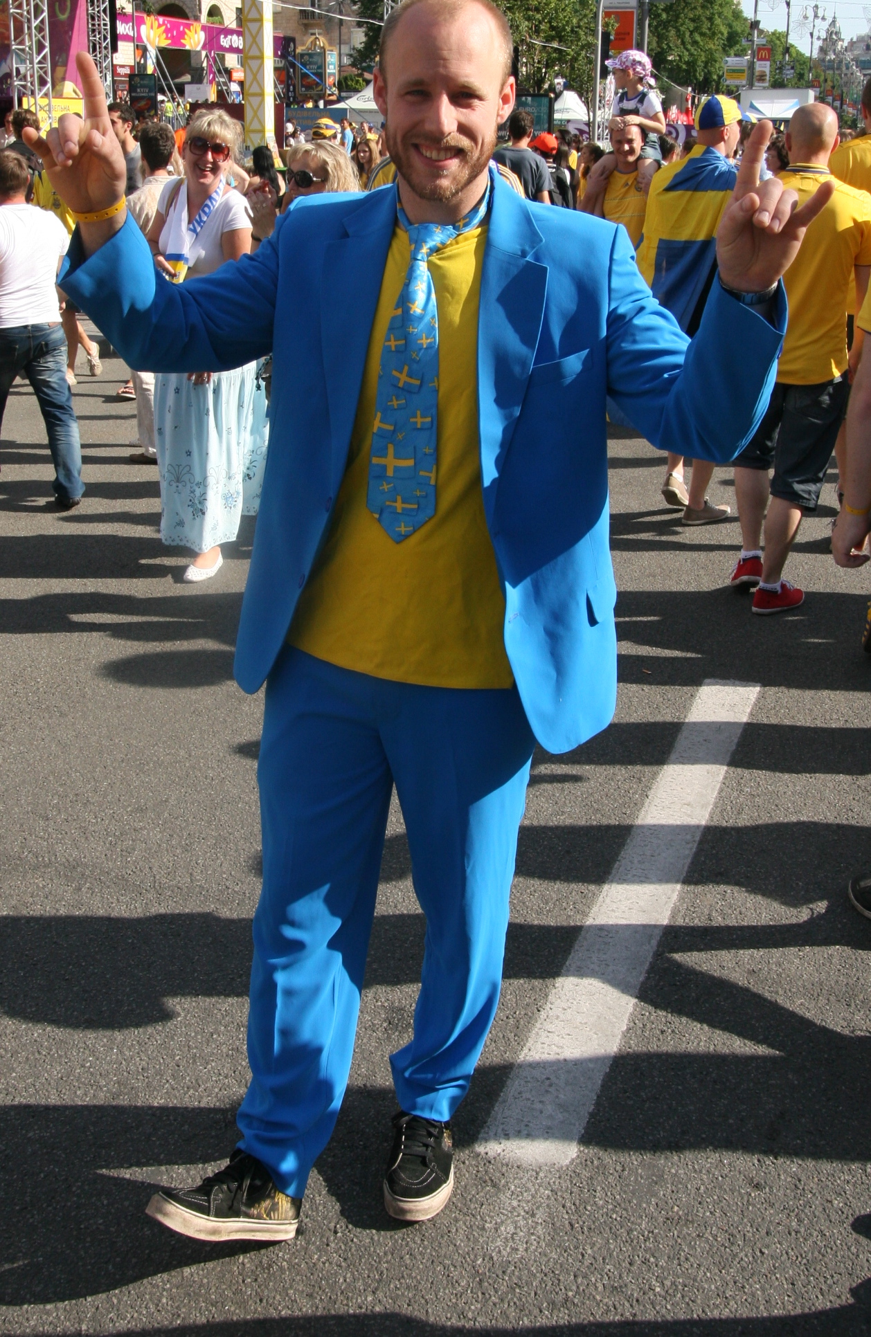 Snyggaste outfiten för dagen bärs av Erik Tidman som tror på 2-0 till Sverige.