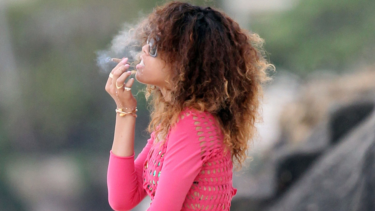 Den drogliberala Rihanna har till och med en väckarklocka med marijuanamönster på...