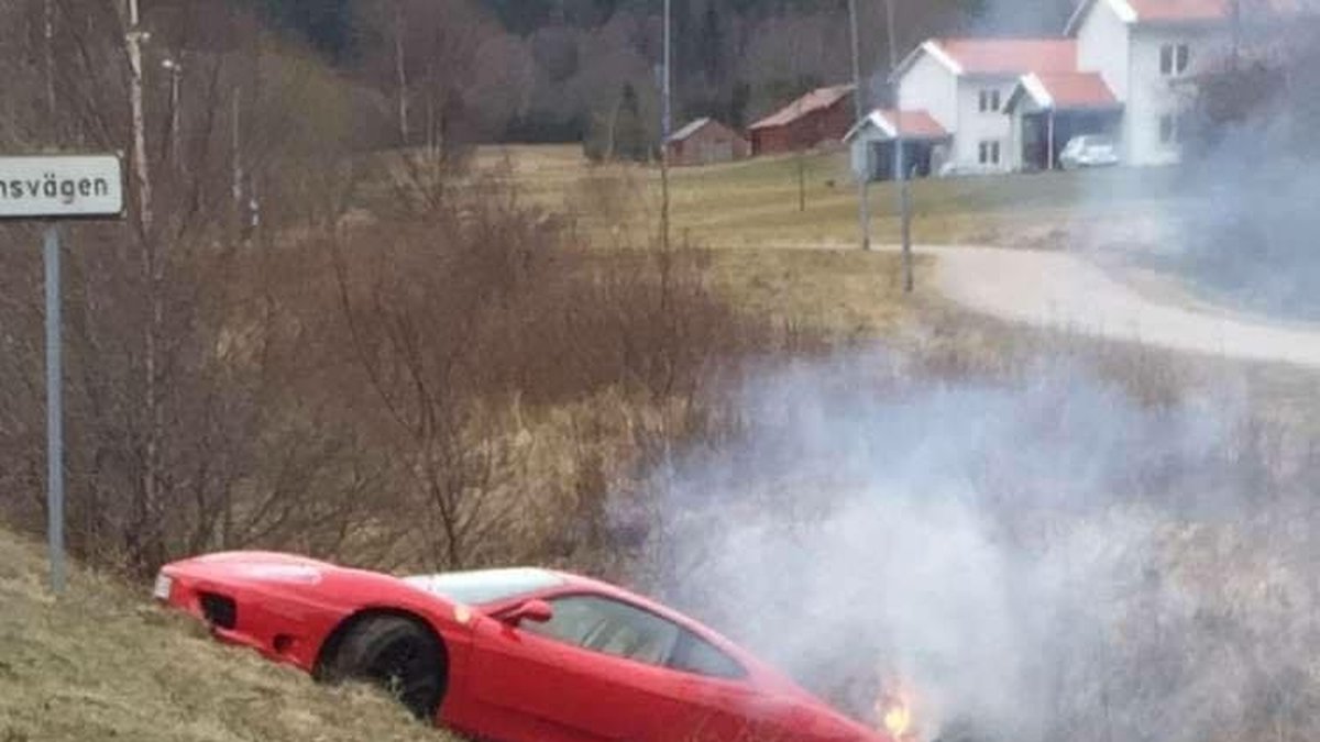 Bilen började att brinna.