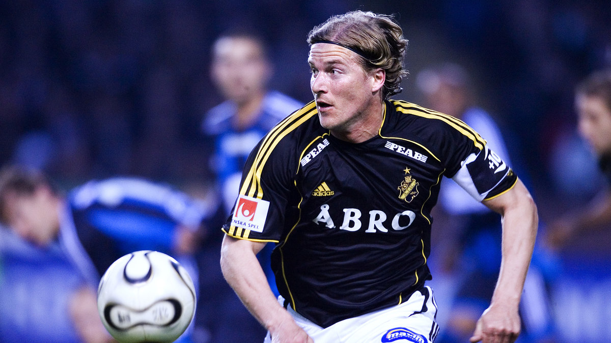 AIK åkte ur allsvenskan 2004 men de var snabbt tillbaka – och samtidigt fick "Tjerna" lagkaptensbindeln. 