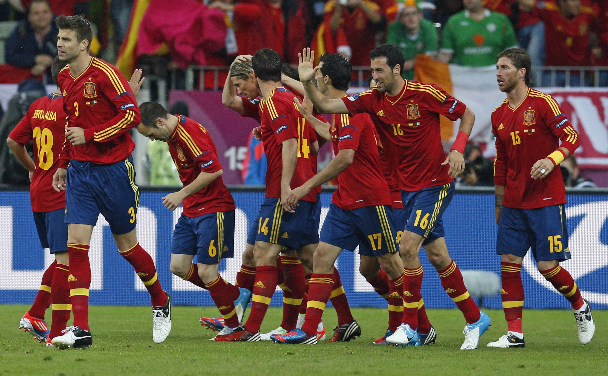 Torres klappas om av lagkamraterna. Torres klappas om av lagkamraterna.