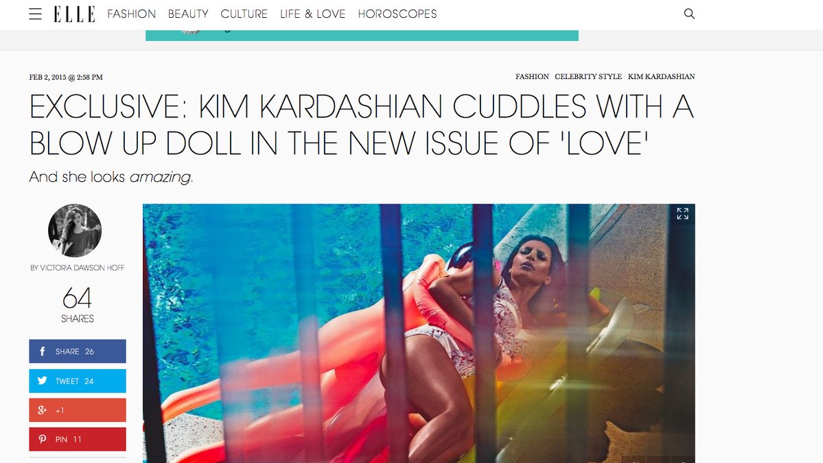 Elle visar bilderna där Kim bland annat poserar tillsammans med en uppblåsbar docka. 