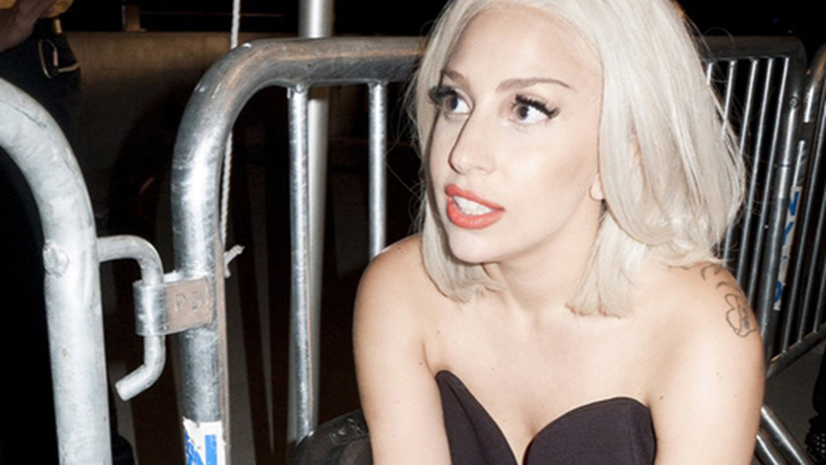 Lady Gaga gjorde en bejublad comeback i New Yorks nattliv och såg fräschare ut än någonsin i svart byxdress.