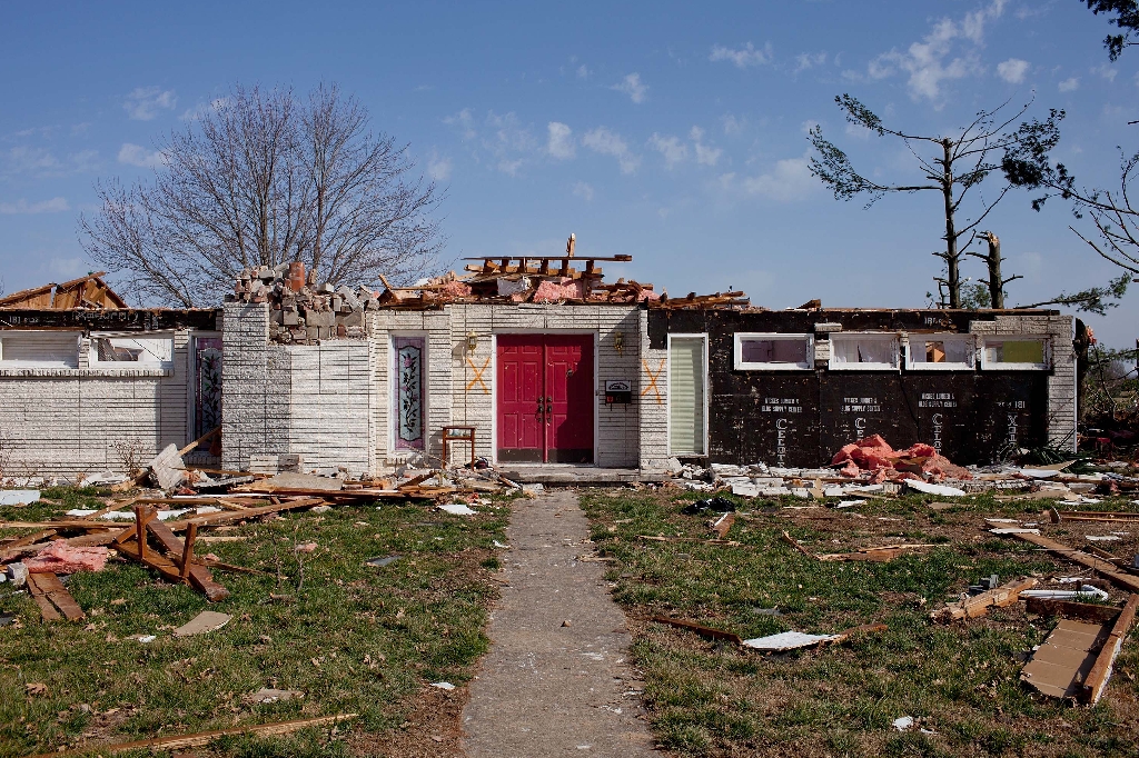 I Harrisburg har en tornado slagit sönder 300 hus. 