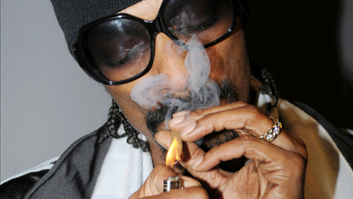 Snoop Dogg tänder en fet. 