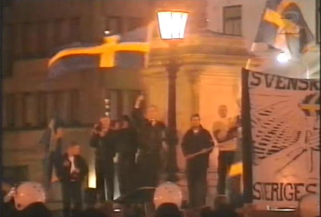 1992 anlitades nazistiska Vitt Ariskt Motstånd som livvakter när SD skulle demonstrera 30 november. Källa:ExpoBilden kommer från demonstrationen. 1992 anlitades nazistiska Vitt Ariskt Motstånd som livvakter när SD skulle demonstrera 30 november. Källa:ExpoBilden kommer från demonstrationen.