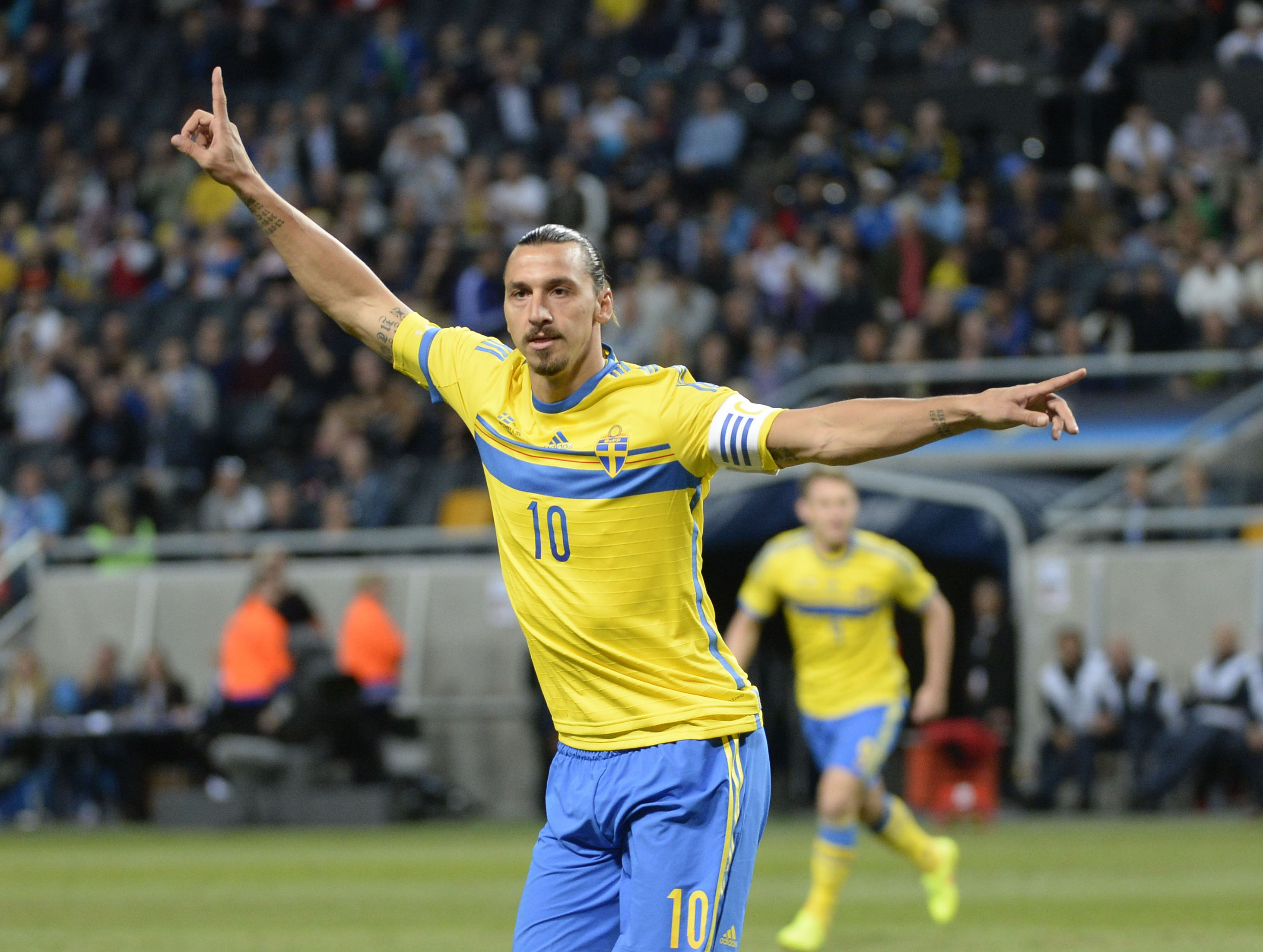 Dino har följt Zlatan hela hans karriär och ser upp till honom som person och fotbollsspelare. 
