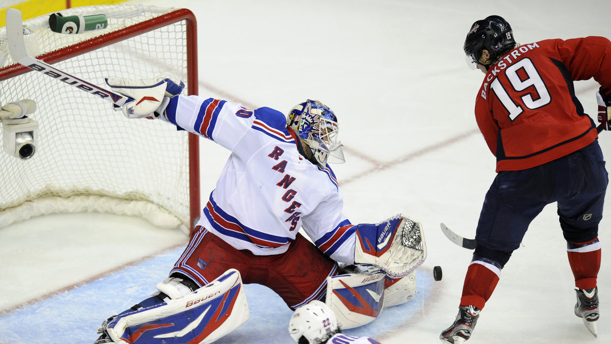 Nicklas Bäckströms Washington åkte ut mot Henrik Lundqvists New York Rangers i kvartsfinalserien i Stanley Cup.