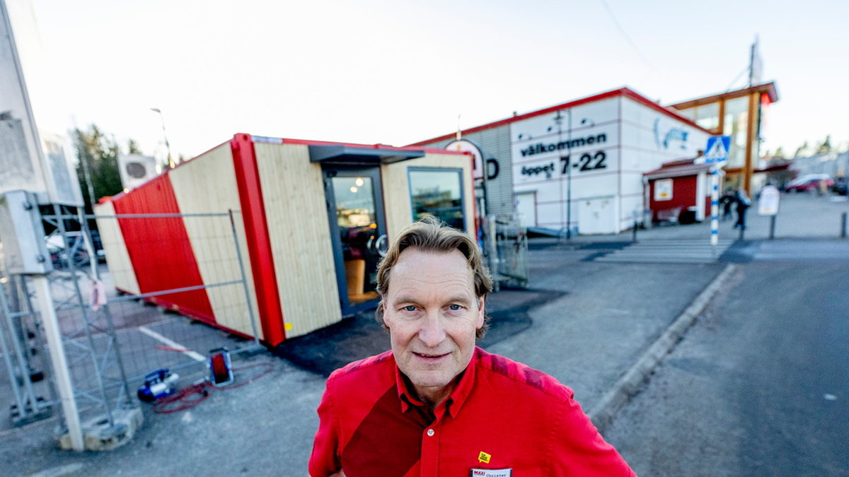 Christer Johansson vid containern där man ska kunna köpa varor när butiken är stängd.