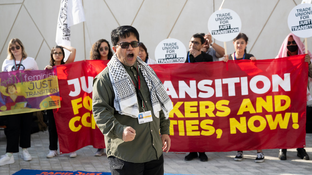 Representanter för fackföreningar demonstrerar för klimaträttvisa under COP28.
