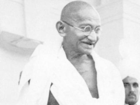 Indiens andlige ledare Mahatma Gandhi. Är han inte lite lik Anna Hazare?