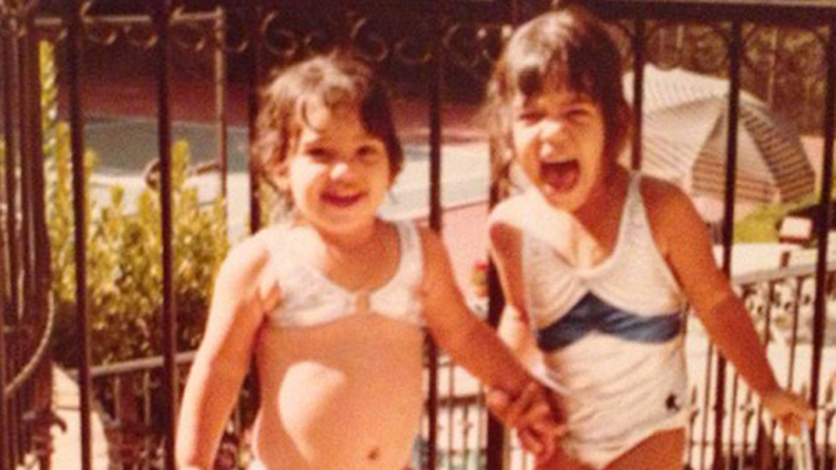 Throwback! Kim Kardashian och hennes syster Kourtney som barn.