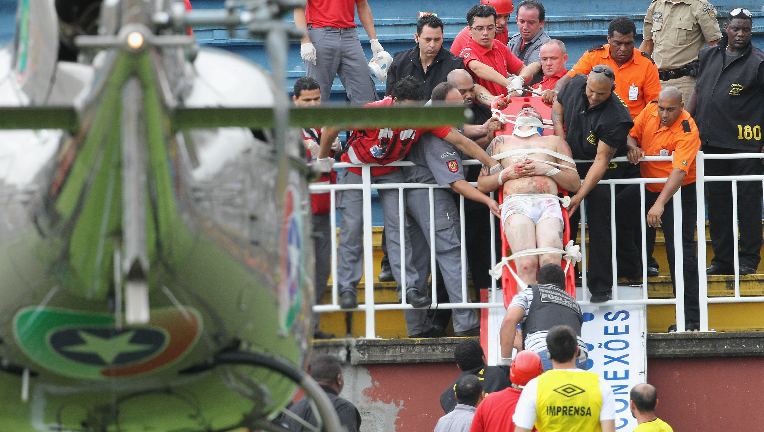 Fyra personer uppges vara allvarligt skadade efter skandalscenerna i Brasilien. 