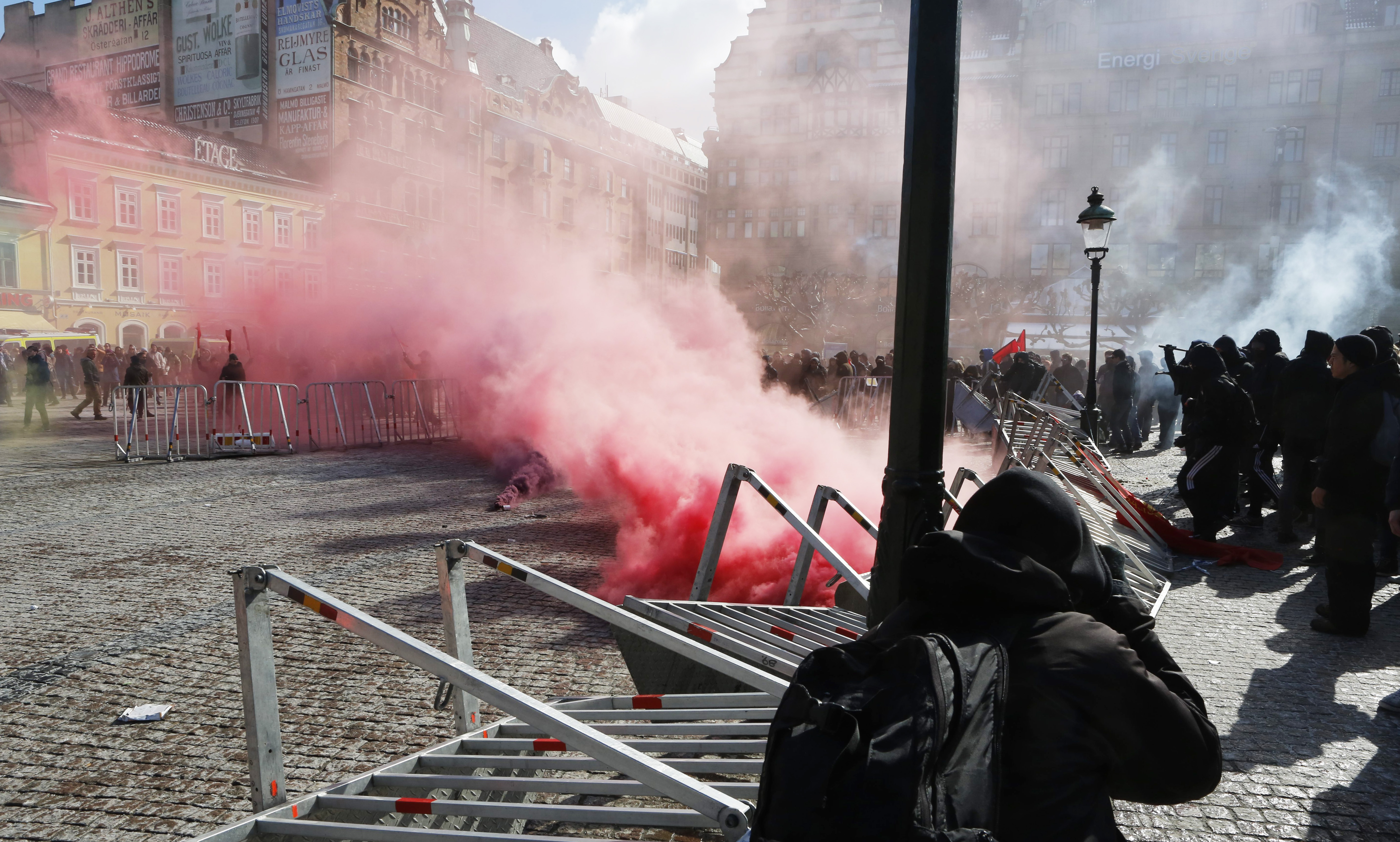 Rökbomber avfyrades när kravallstaketen revs ner vid 13.30-tiden. Rökbomber avfyrades när kravallstaketen revs ner vid 13.30-tiden.