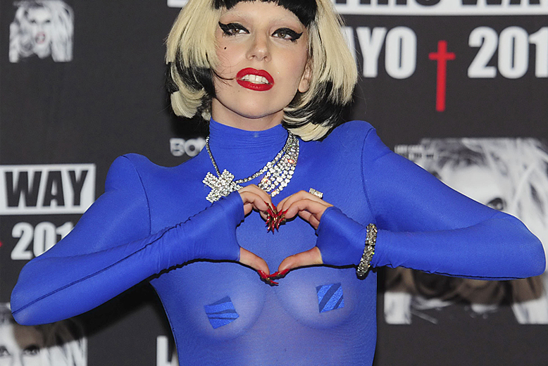 Den zebramönstrade tejpen på Gagas bröst matchar färgen på hennes hår. Och det var väl det enda. Vad skulle det här annars kunna matcha eller passa till? Den stora frågan är - vad väljer man för skor till det här?