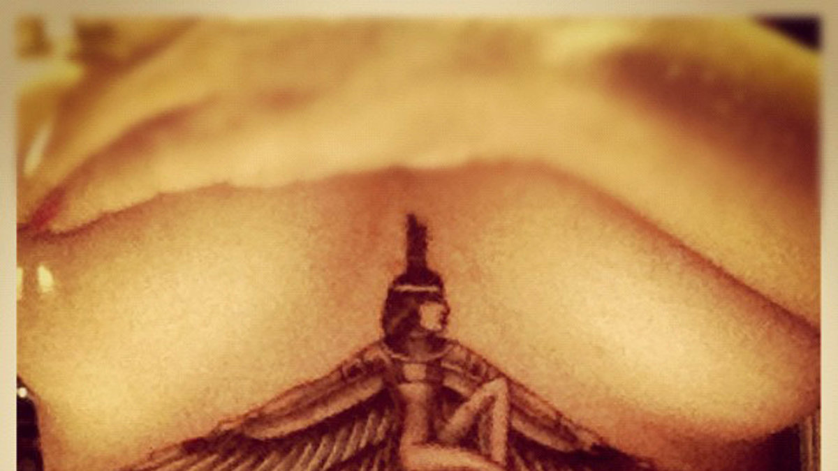 Rihanna delade dessutom nyligen med sig av sina bröst. Förlåt, vi menar nya tatuering.