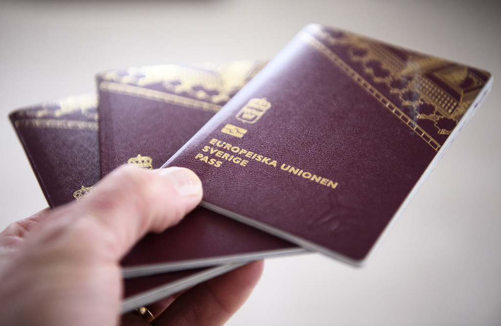 Tysk polis misstänker att en Halmstadbo har använt släktingars och okända personers pass och id-handlingar för att boka flygbiljetter till Europa åt personer som inte har laglig rätt till inresa. Arkivbild.