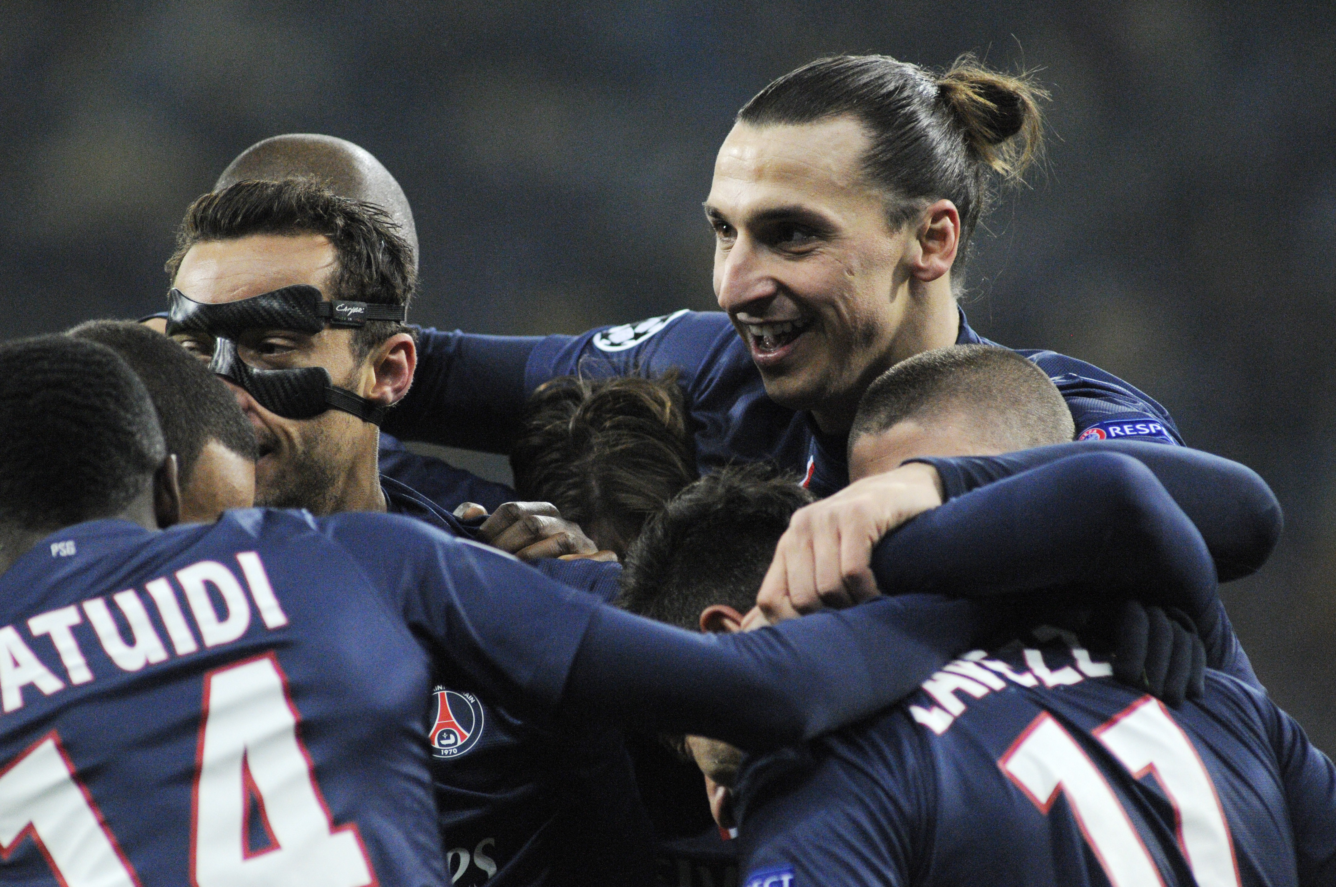Zlatan kramar om sina lagkamrater efter att PSG slagit Dynamo Kiev och tagit sig vidare till slutspelet. Zlatan kramar om sina lagkamrater efter att PSG slagit Dynamo Kiev och tagit sig vidare till slutspelet.