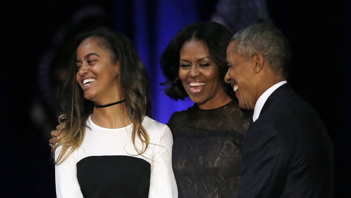 Malia Obama (till vänster i bild) är tidigare presidentparet Michelle och Barack Obamas äldsta dotter. Arkivbild.