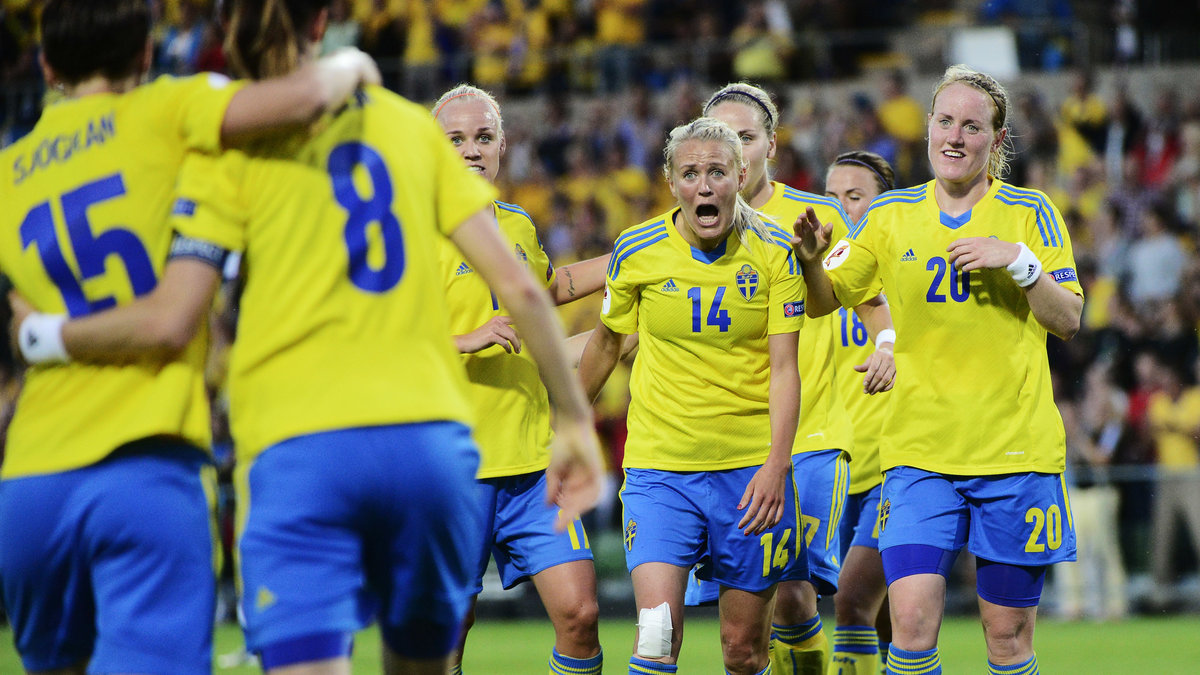 Sverige vann gruppen - Josefine Öqvist vrålar ut sin glädje.