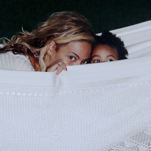 Beyoncé och Blue Ivy kör kurrgömma. 