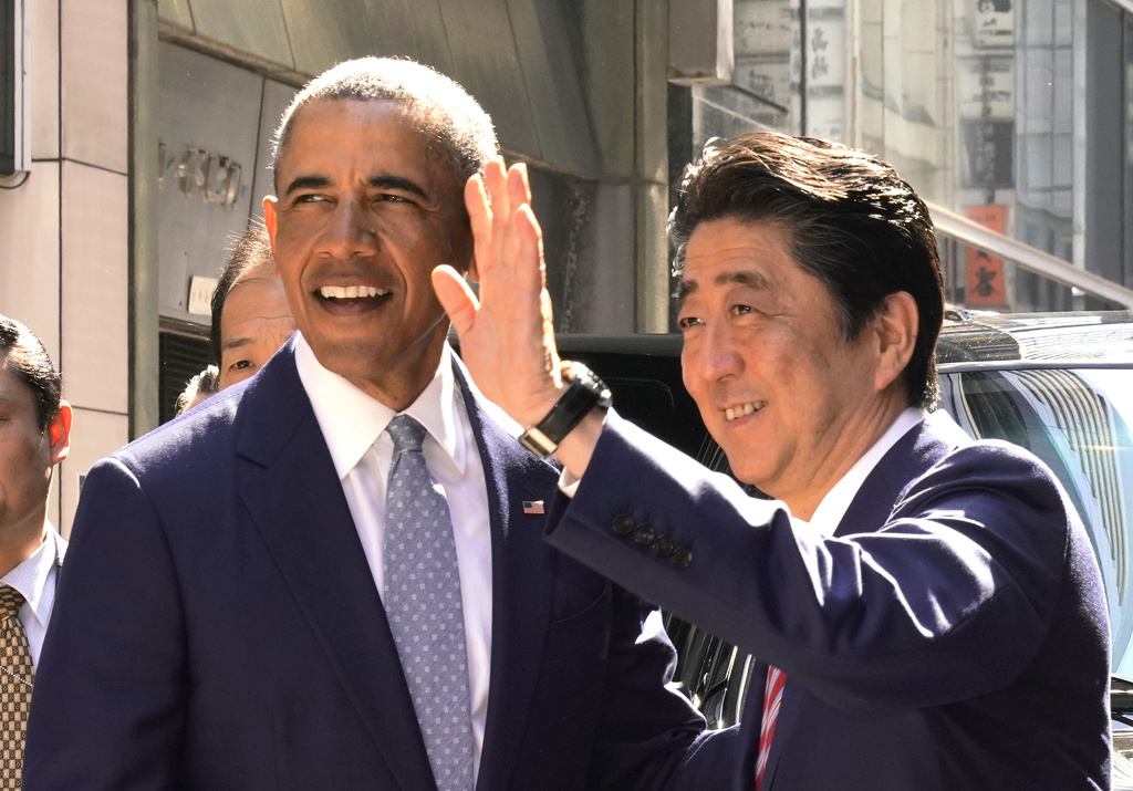 s tidigare president Barack Obama togs emot av Shinzo Abe vid ett besök i Tokyo 2018. Arkivbild.