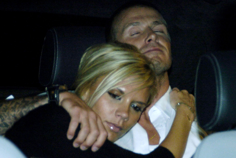 Victoria och David Beckham efter en lång festnatt i baksätet av bilen.