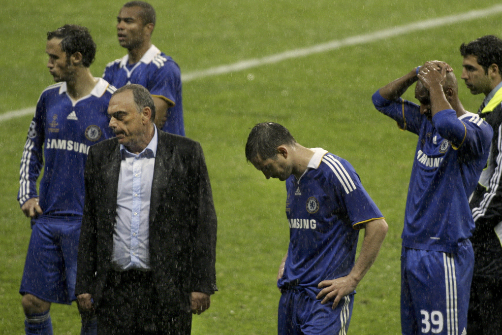 Här deppar han tillsammans med sina gamla spelare efter att ha förlorat Champions League-finalen efter straffar.