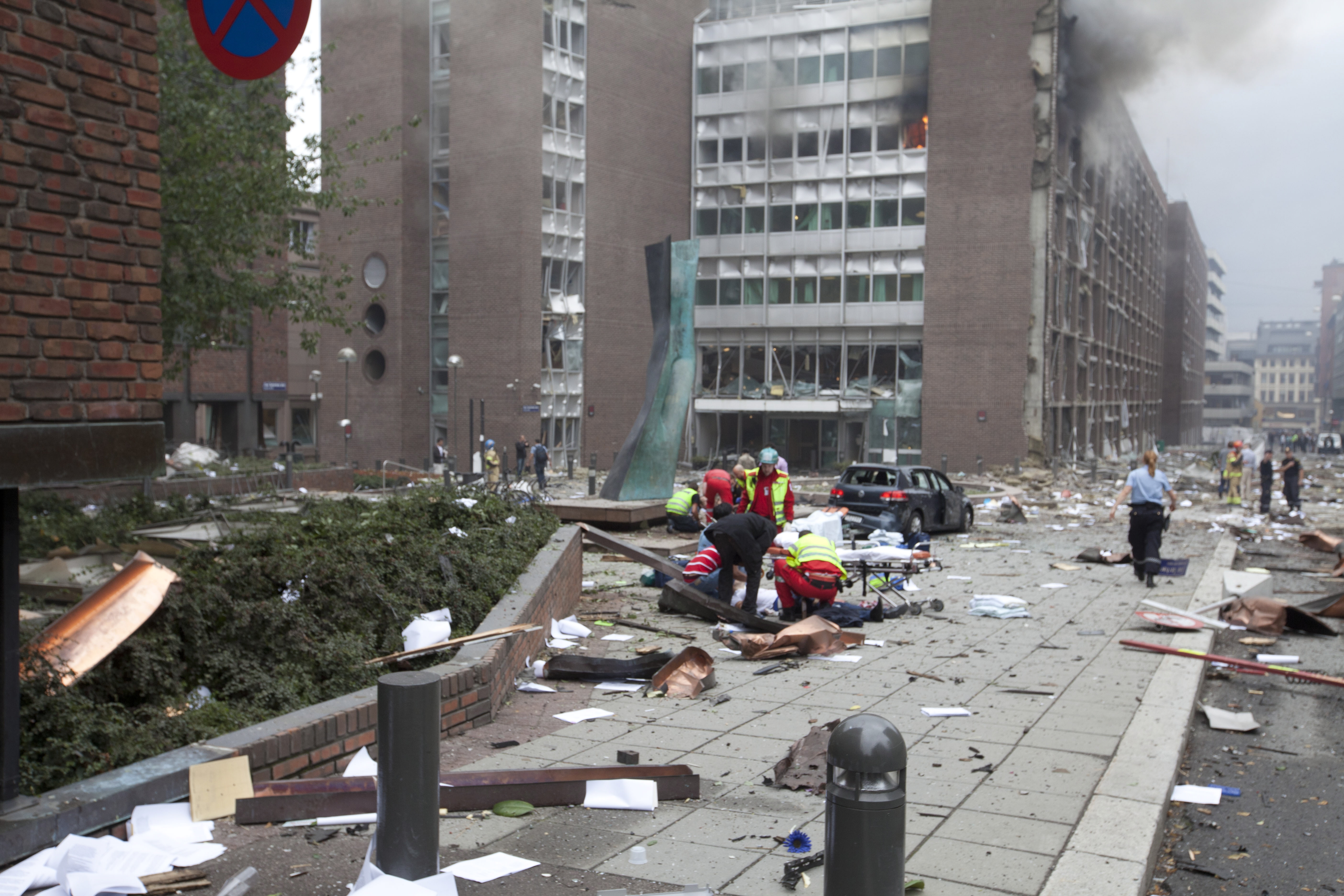 Fasader var förstörda någon kilometer bort från bombplatsen. Fasader var förstörda någon kilometer bort från bombplatsen.
