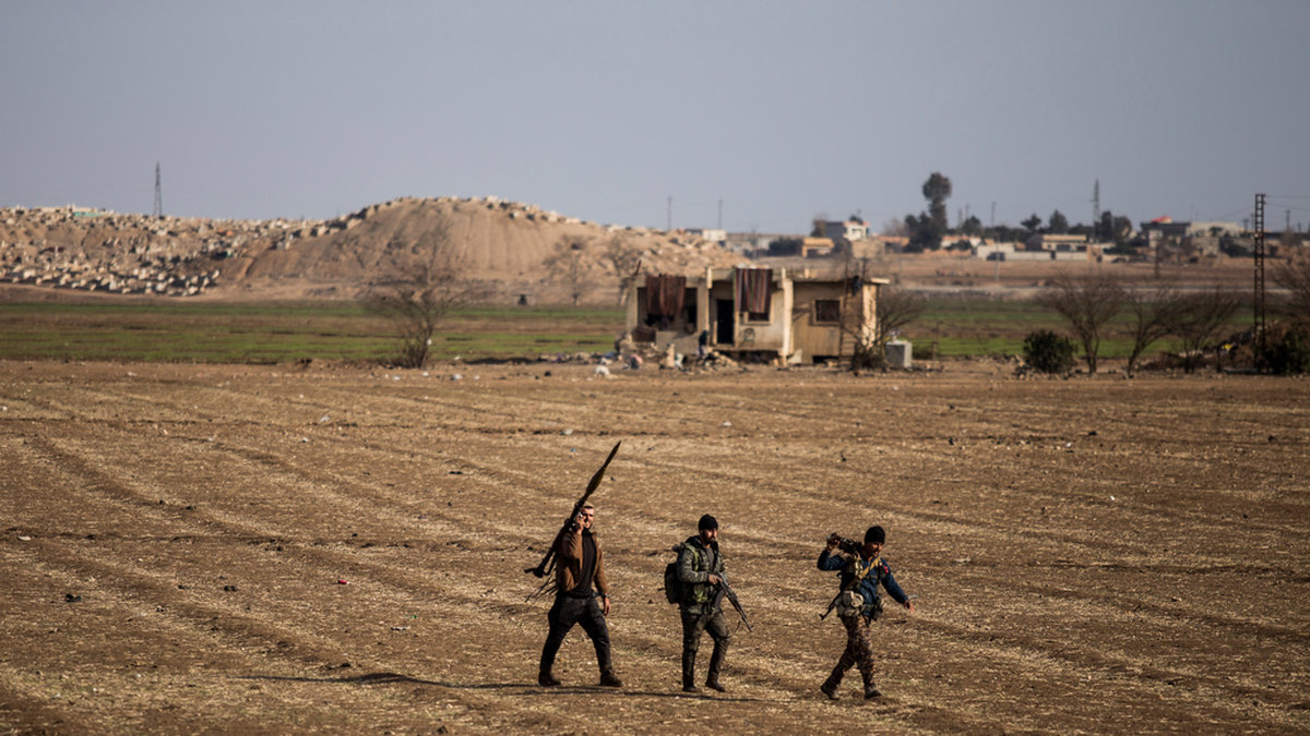 Soldater i syriska milisalliansen SDF på ett fält i nordöstra Syrien, där inbördeskriget delvis går att härleda till oroligheter som uppstått i samband med klimatförändringarna. Arkivbild.