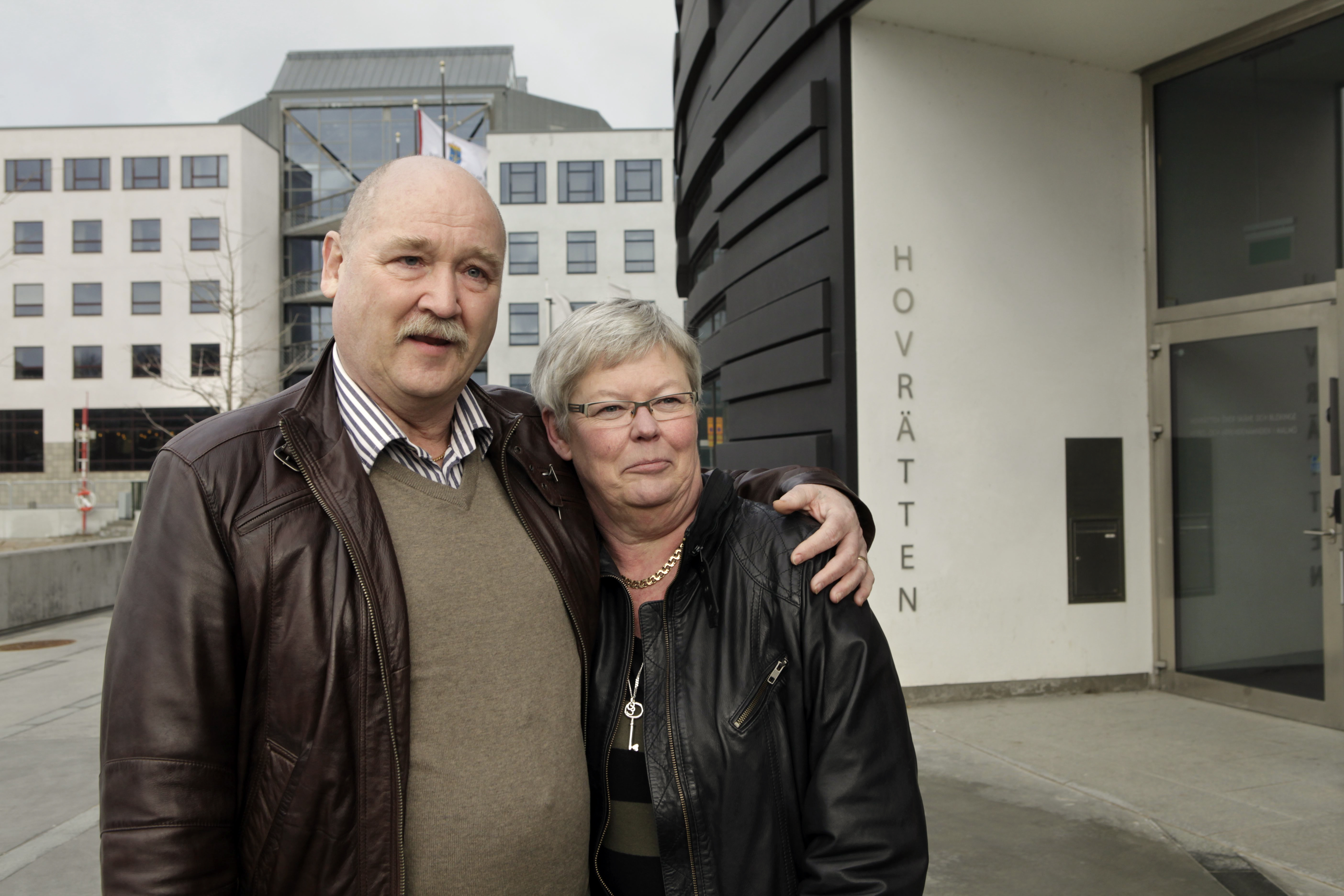 Bertil tillsammans med sin fru Gerd efter att ha blivit frisläppt.