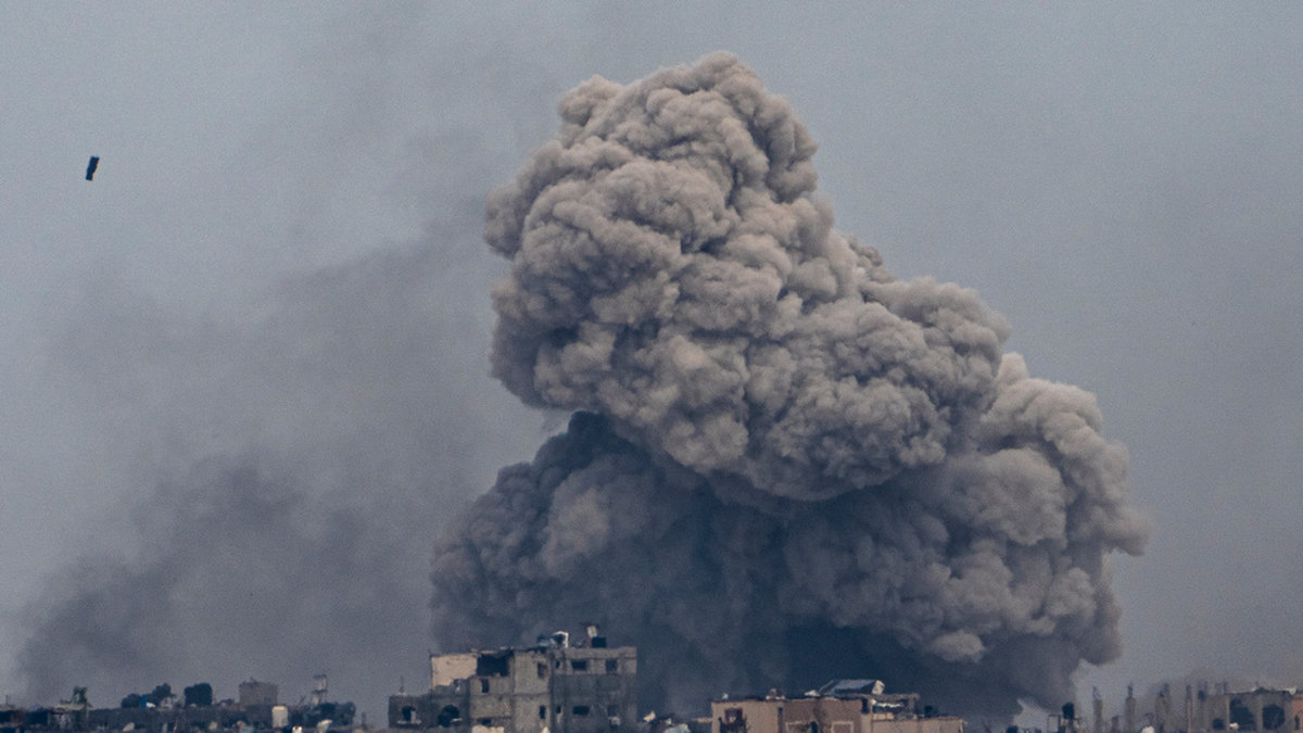 Explosioner i Gaza fotograferade från södra Israel den 17 mars 2024.
