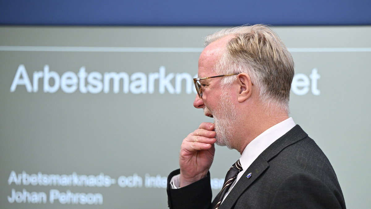 Arbetsmarknads- och integrationsminister Johan Pehrson (L) på en pressträff om arbetsmarknadsläget i Sverige.